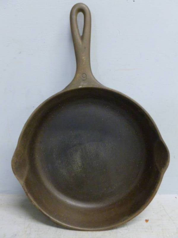lot 331 image: Vintage Wagner Cast Iron Pan