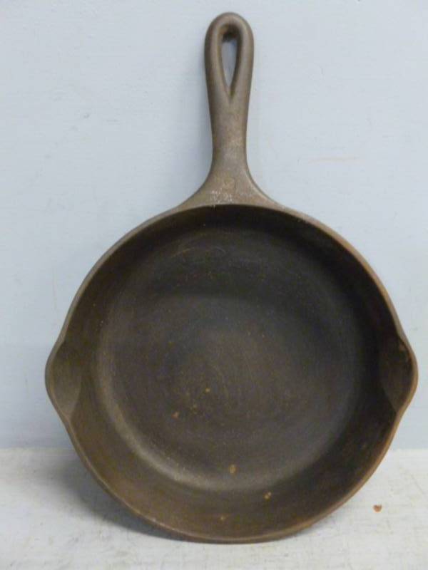 lot 332 image: Vintage Wagner Cast Iron Pan