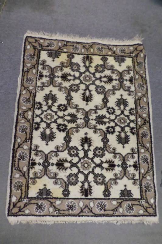 lot 73 image: Rug 37 x 35