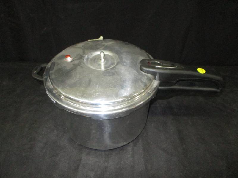 lot 13 image: Pressure Cookers