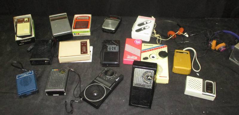 lot 25 image: lots of Transistor Radios
