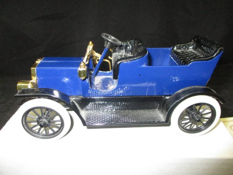 lot 26 image: Deere-Clark Motor Car Company Blue Car with Box
