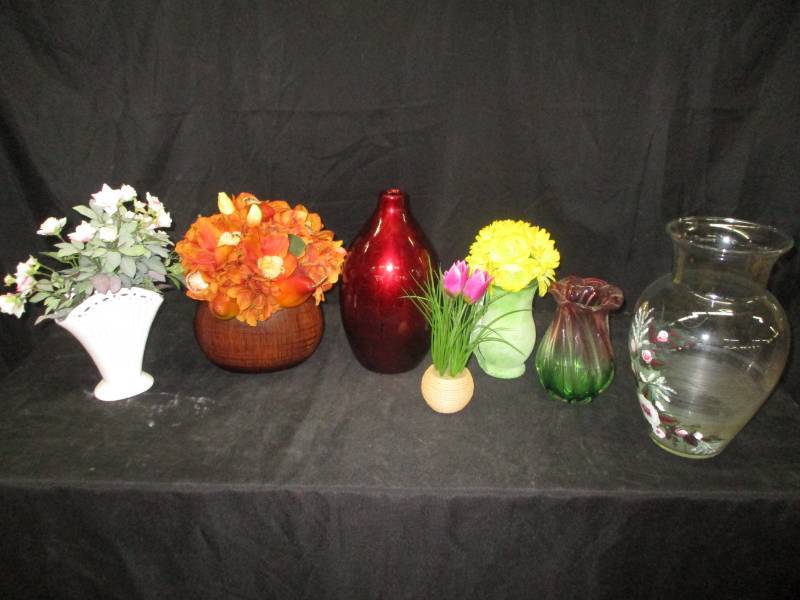 lot 54 image: Decorative Flowers and Vases