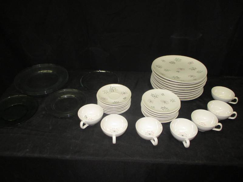 lot 64 image: 29 pieces of Franciscan dishware