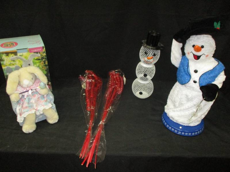 lot 90 image: Easter and Christmas Decorations