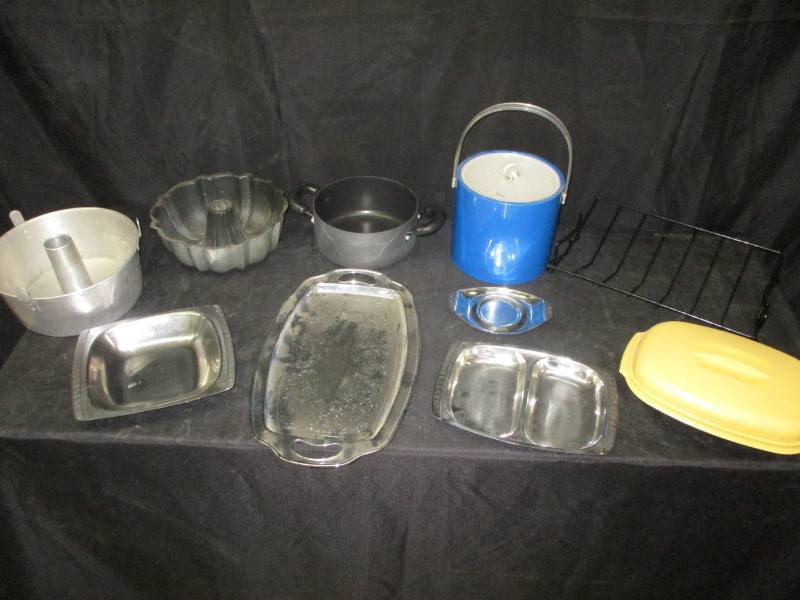 lot 92 image: Pans, Tupperware and more