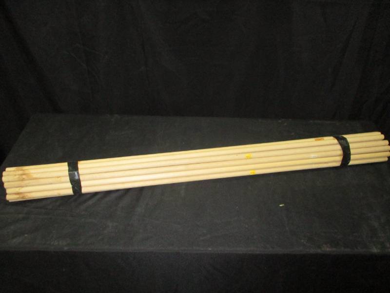 lot 101 image: 21 Dowels 4ft long