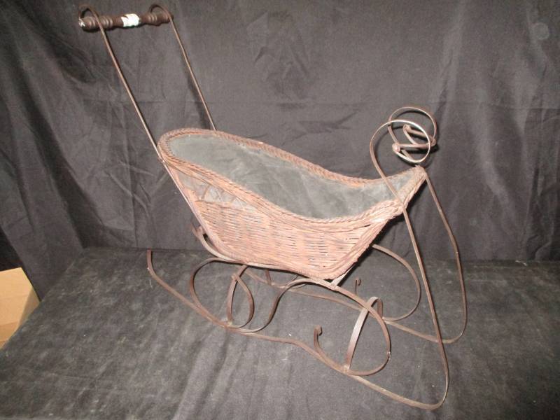lot 118 image: Large Sleigh