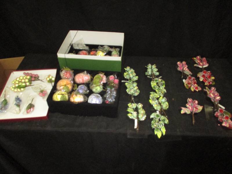 lot 125 image: Iced Fruit and Fruit Clip for Trees