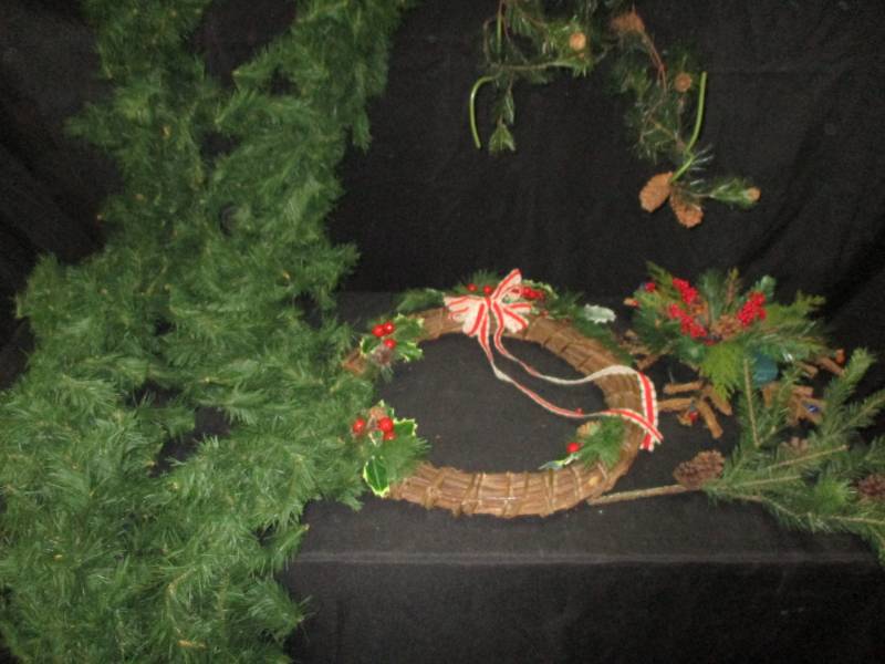 lot 131 image: Garland aboiut 10-15 feet  light up wreath and another wreath