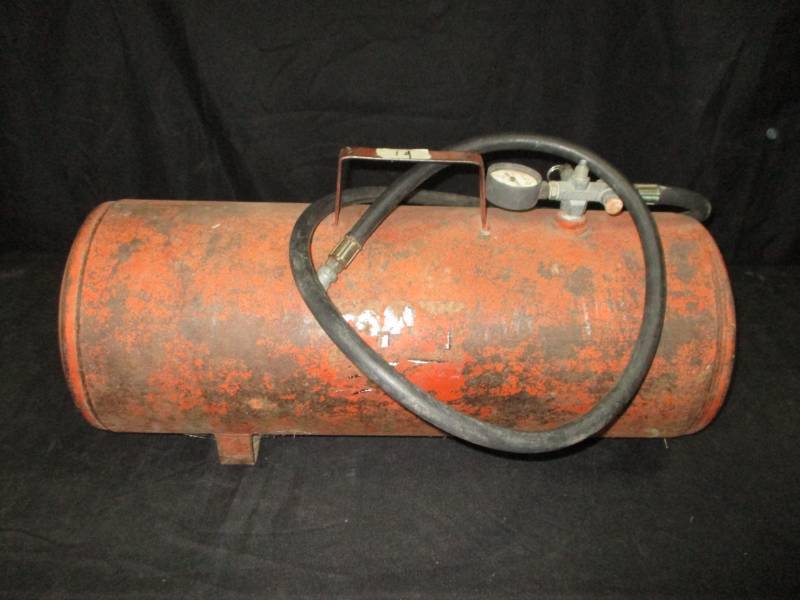 lot 142 image: Heavy well built portable air tank with good hose