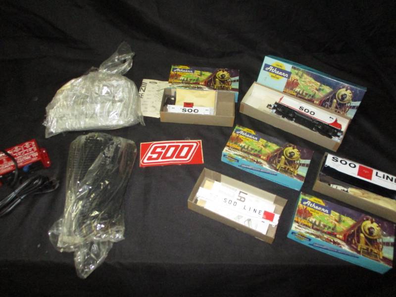 lot 172 image: Athern SOO Employess Association HO Gauge Train Set