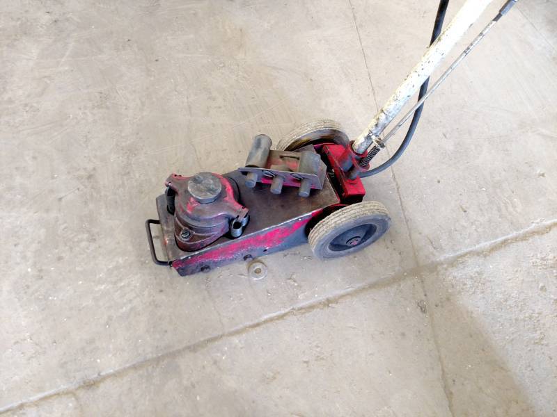lot 11 image: ATD 20,000 lb. AirHydraulic Jack...