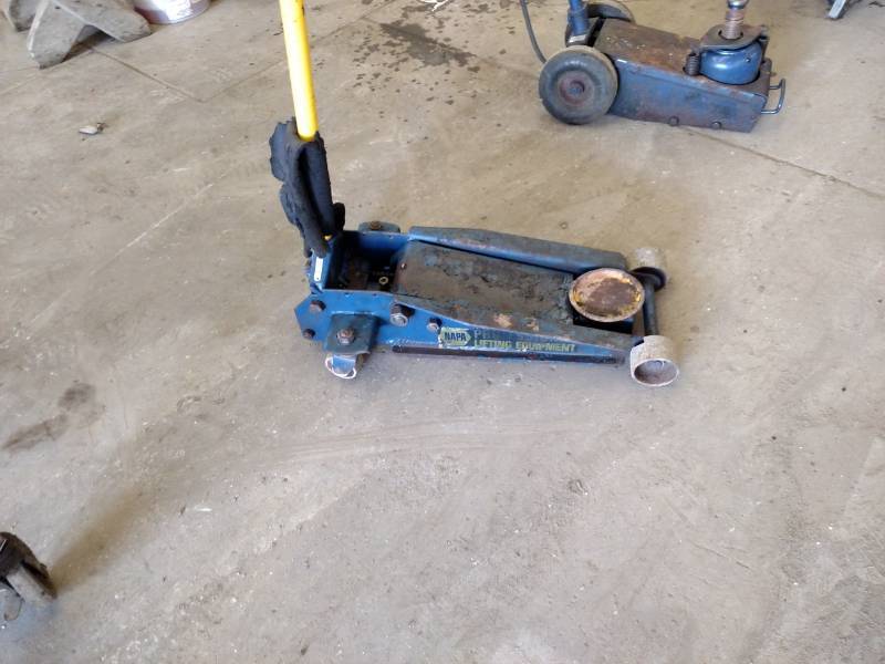 lot 13 image: Napa 4,000 lb. Floor Jack...
