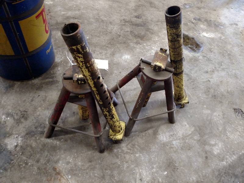 lot 16 image: Snap-On Heavy Duty Truck Jack Stand...