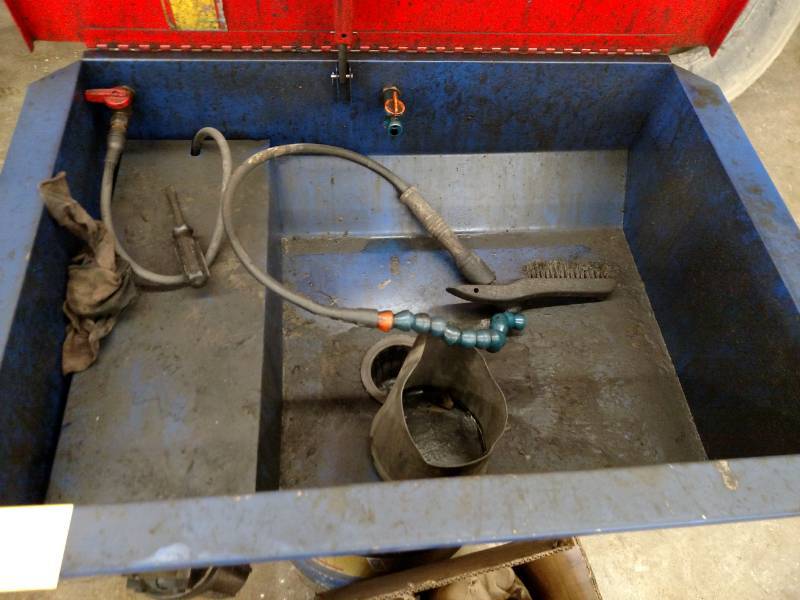 lot 18 image: Zep 5100 Parts Washer with Extra Fi...
