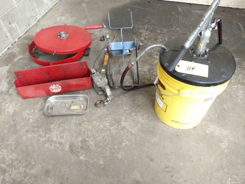 lot 114 image: Lube Pump & Misc....
