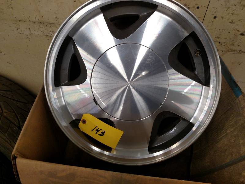 lot 143 image: (4) GM 6 Bolt 16x7 Factory Aluminum...
