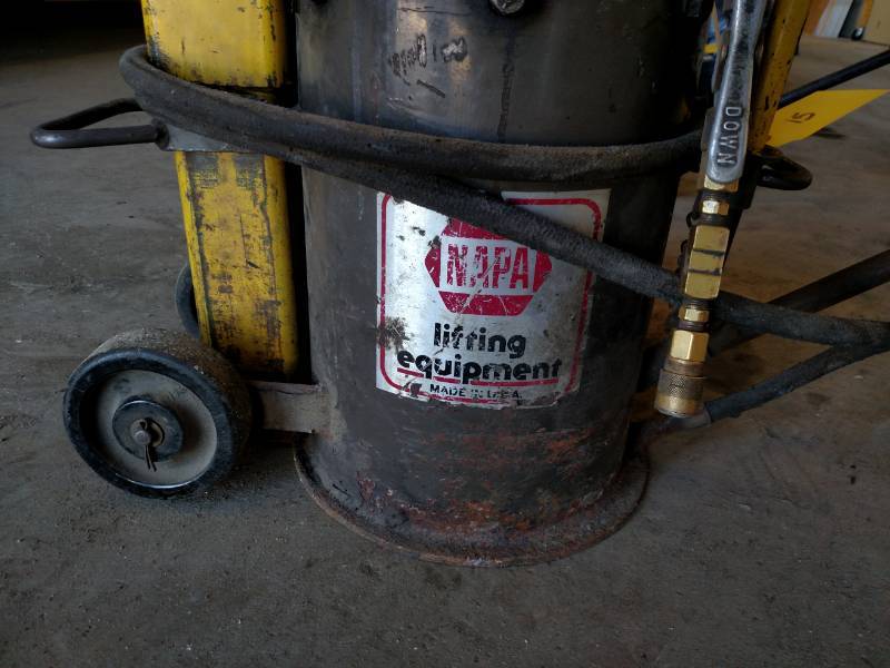 lot 15 image: Napa 15,000 lb. Air Bottle Jack...