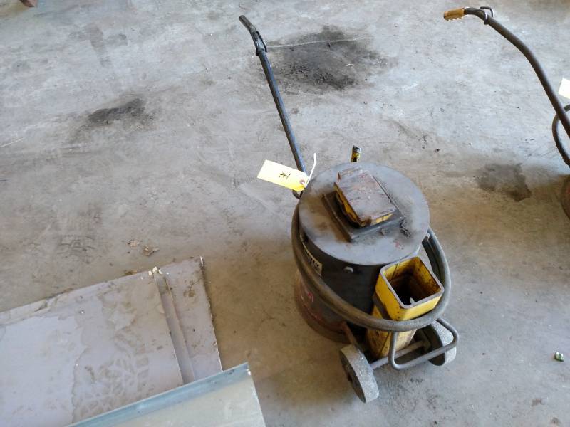 lot 14 image: Napa 15,000 lb. Air Bottle Jack...