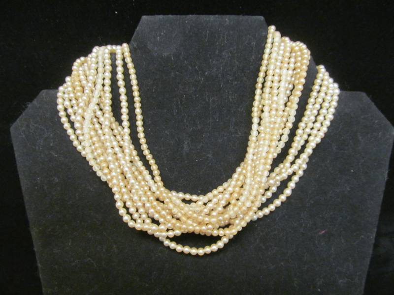 lot 6 image: Jewelry