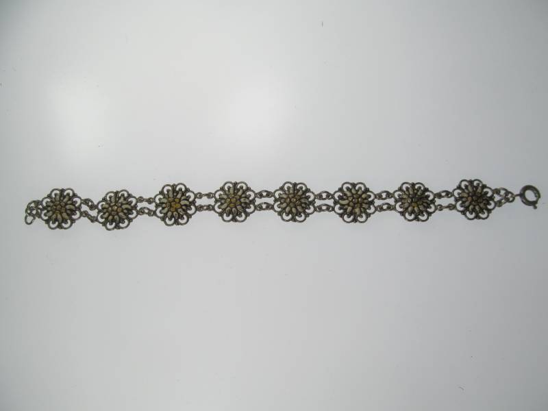 lot 12 image: Jewelry
