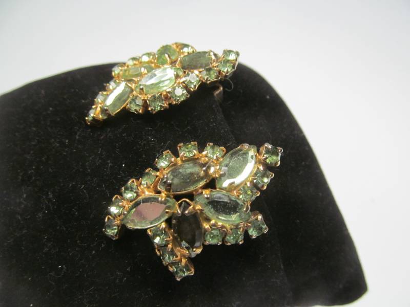 lot 15 image: Jewelry