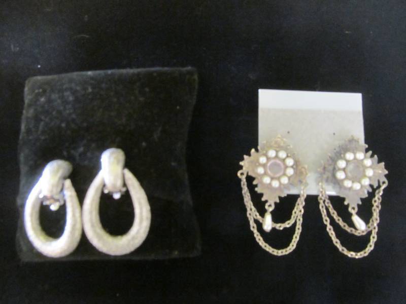 lot 22 image: Jewelry