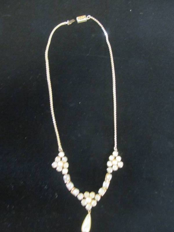 lot 23 image: Jewelry