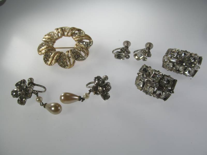 lot 24 image: Jewelry
