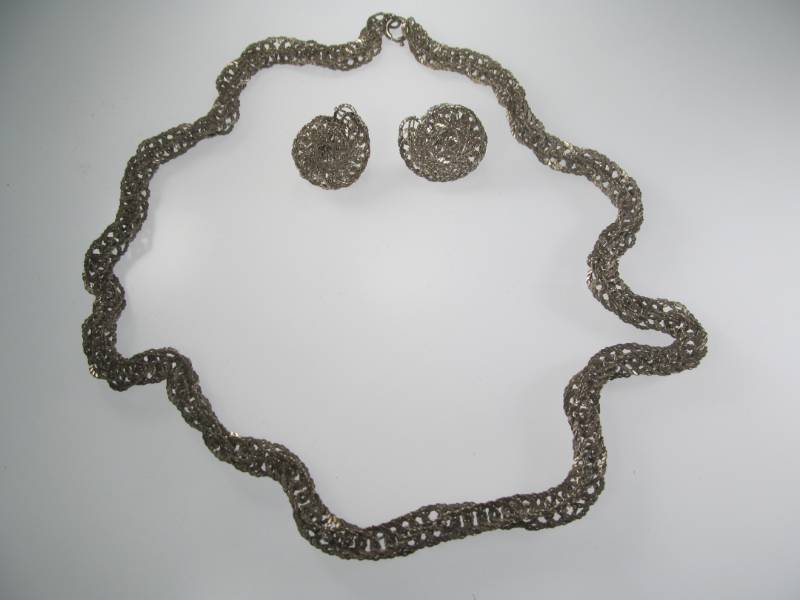 lot 25 image: Jewelry