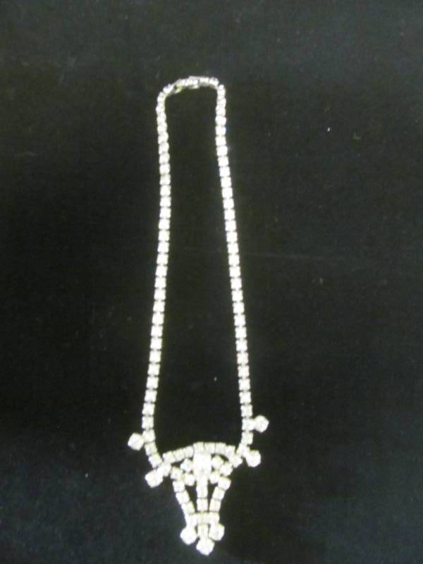 lot 26 image: Jewelry