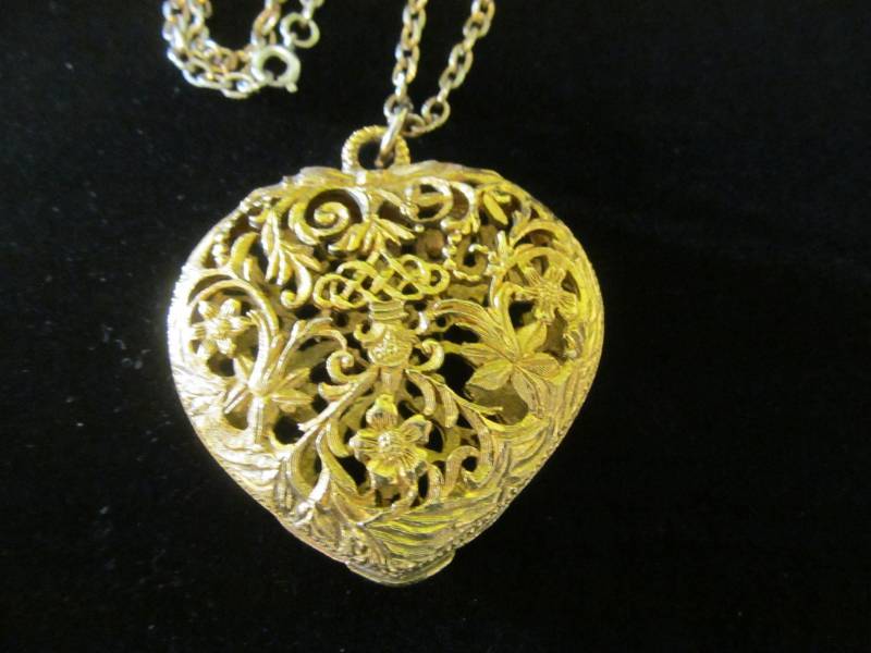 lot 27 image: Jewelry