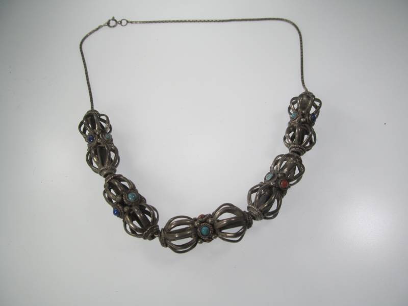 lot 28 image: Jewelry