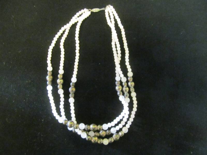lot 30 image: Jewelry