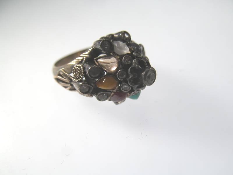 lot 33 image: Jewelry