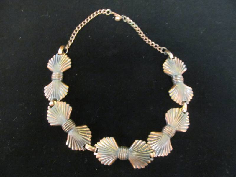 lot 46 image: Jewelry