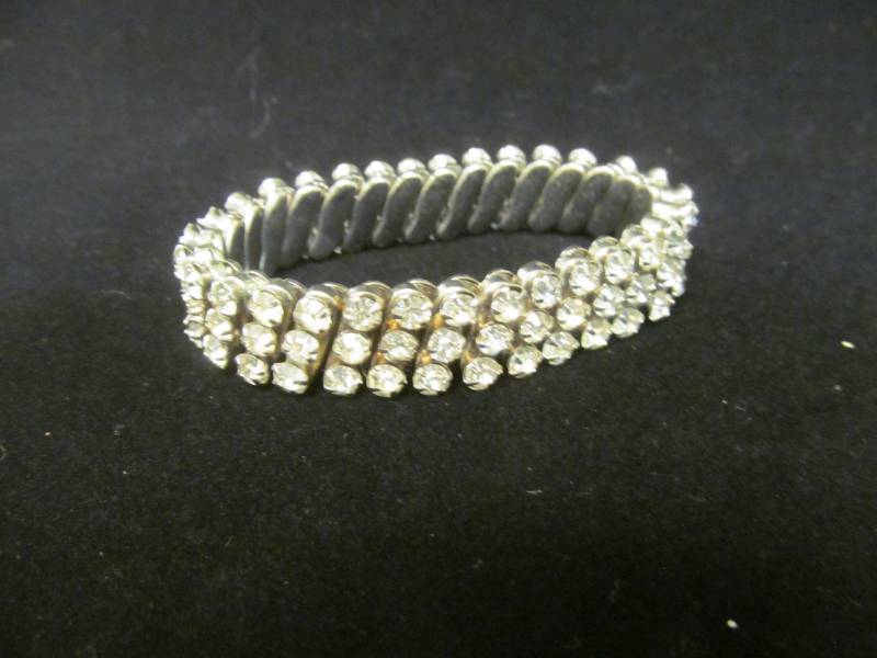 lot 50 image: Jewelry