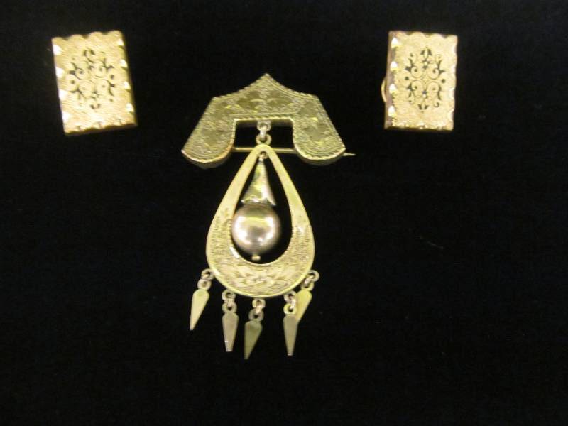 lot 52 image: Jewelry