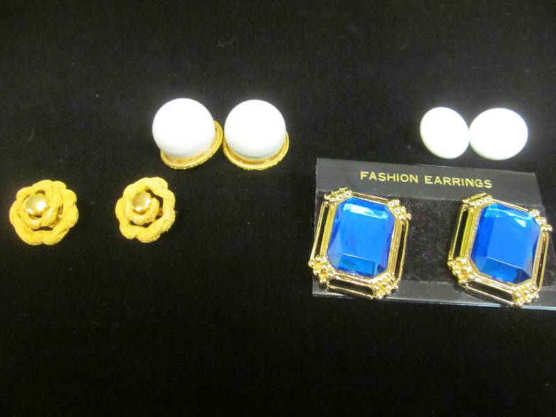 lot 56 image: Jewelry