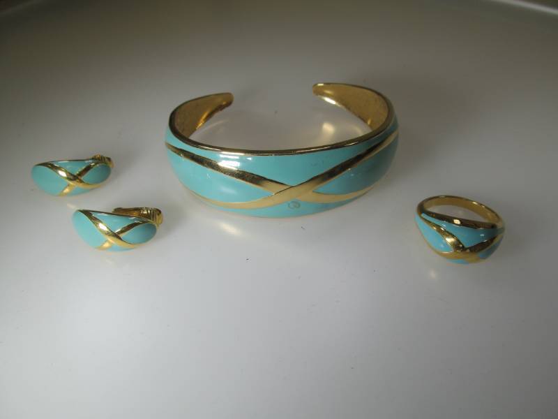 lot 57 image: Jewelry