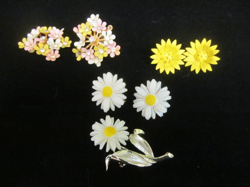 lot 59 image: Jewelry