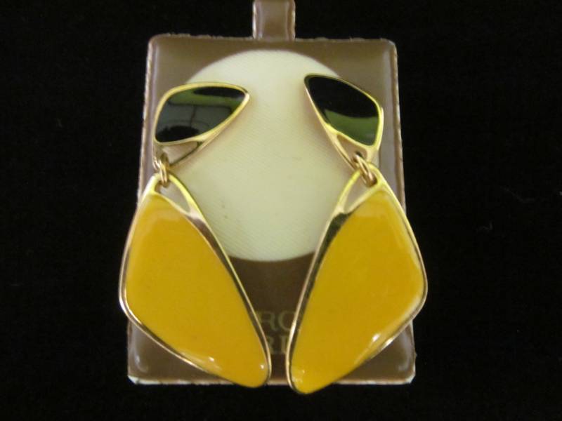 lot 60 image: Jewelry