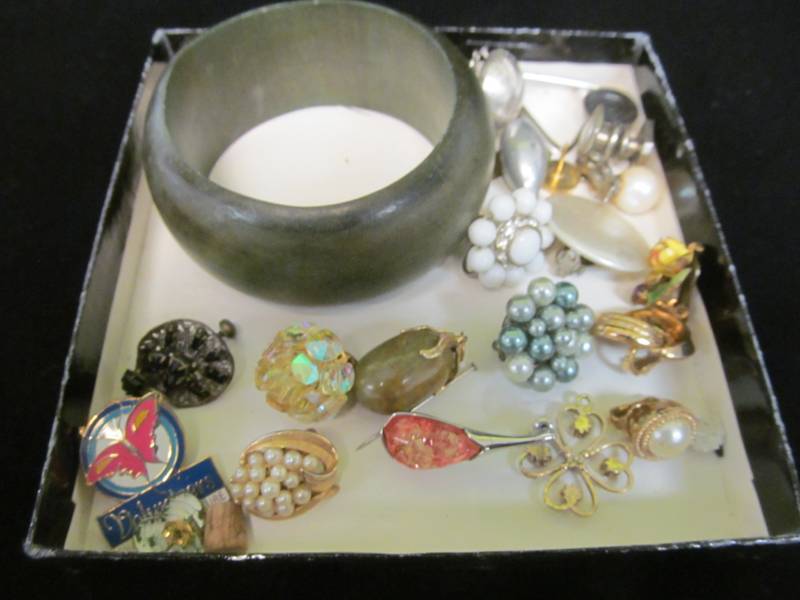 lot 62 image: Jewelry