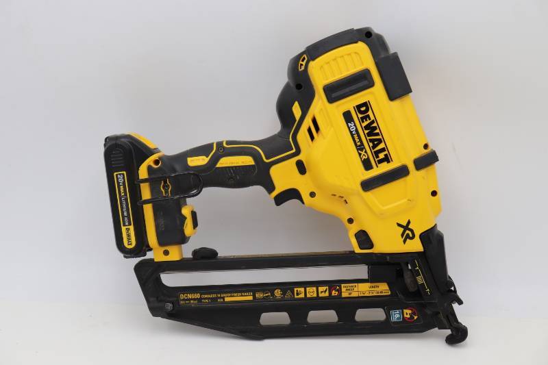lot 5 image: DeWalt DCN660 20v Cordless Brad Nailer