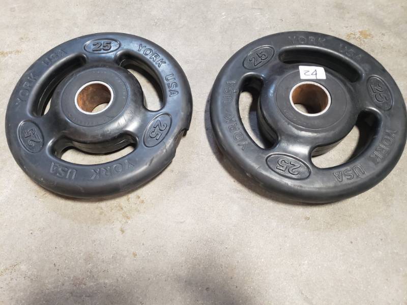 lot 24 image: Bumper Plates 25lb