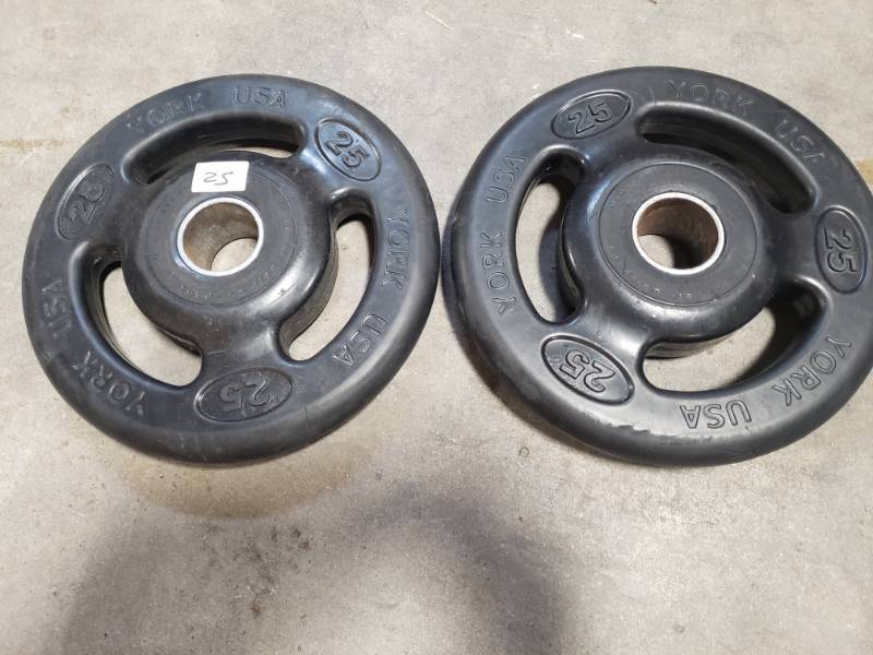 lot 25 image: Bumper Plates 25lb
