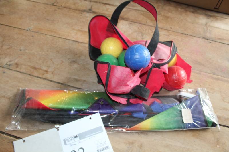lot 22 image: Bocce Ball Set, Flying Kite