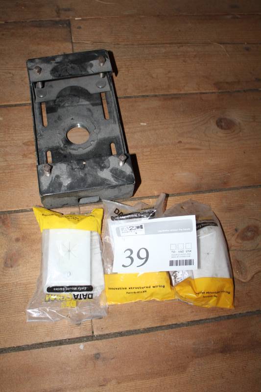 lot 39 image: Ceiling Mount Light Adapters