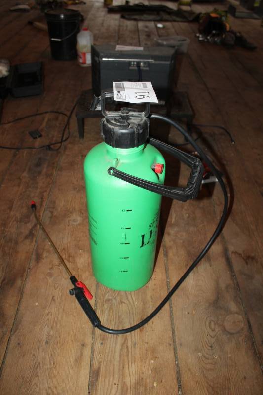 lot 91 image: Lesco 3-Gallon Compressed Air Sprayer